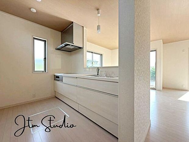 毎日使うキッチンが綺麗で清潔ならお料理を作るのも楽しくなりますよね♪機能性とデザイン性を兼ね備えた嬉しい広々キッチンです◎