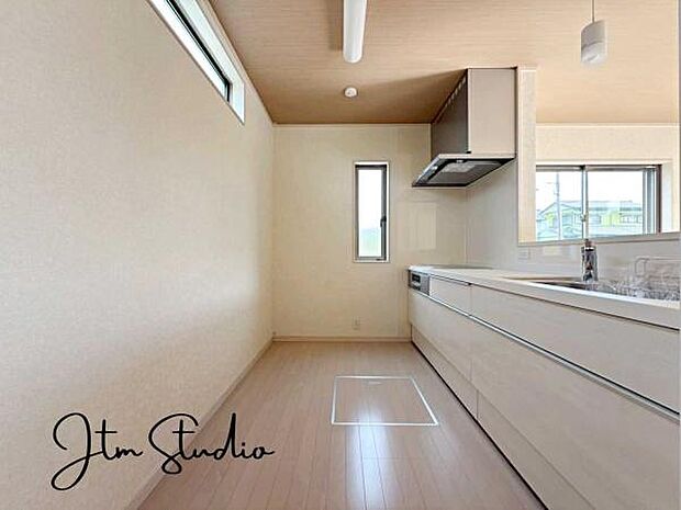 作業スペースを大きくとったキッチン♪夫婦そろってキッチンに立っても調理がしやすくゆとりある広さ!食器類もすっきりと片付く収納力が期待できます♪