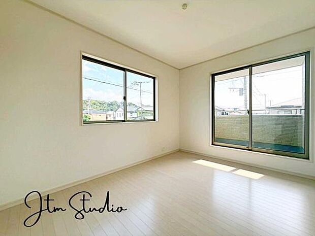 2方向から陽光を取り入れられる明るいお部屋です♪窓際にベッドをおけば、やわらかな陽光ですがすがしい朝を迎えられそうですね!