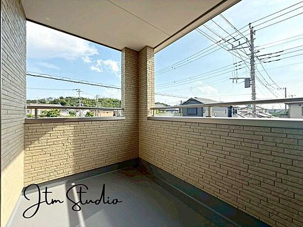 2部屋から出入り可能なバルコニーは、重たくかさばる寝具類も最短距離で干せるので便利です♪家族みんなのお洗濯物がたっぷり干せるゆとりのバルコニーです◎