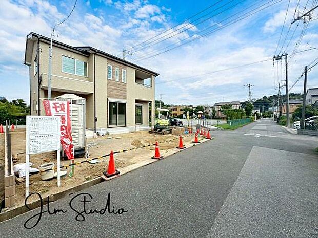 落ち着きある住宅街です◎周囲には高い建物がなく、空が広く開放感があり、陽当たりを大きく遮られることもありません!気持ちの良い風が通り抜ける街並みです♪