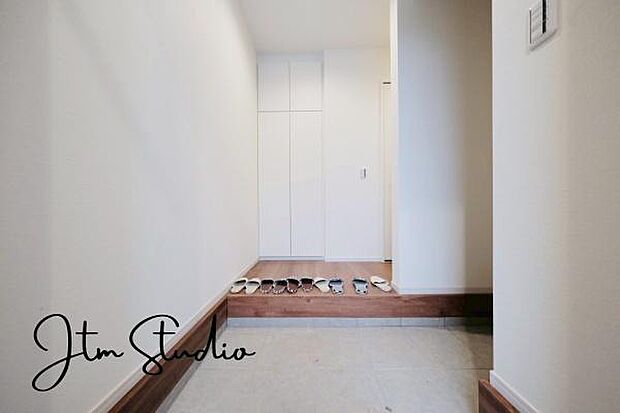 お家に出会う人々を迎える玄関だからこそ、広々清潔感あふれる空間にしたいものです！ただいま、おかえりの声が聞こえる、そんな温かな玄関です♪