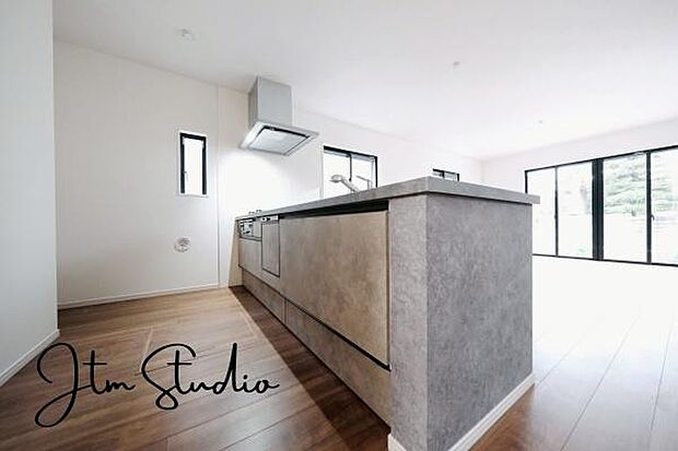 毎日使うキッチンが綺麗で清潔ならお料理を作るのも楽しくなりますよね♪機能性とデザイン性を兼ね備えた嬉しい広々キッチンです◎