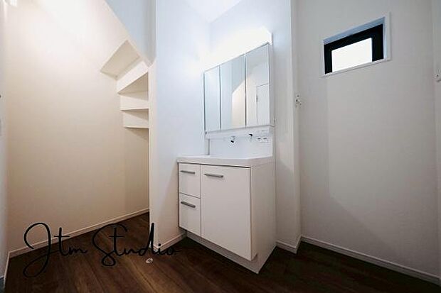 小窓付きで明るく風通しの良い洗面室は、換気がしやすく清潔な環境を保ちやすいのが魅力♪独立洗面台は使いやすさに優れ、収納力も十分！毎日の身支度が快適にできる便利な空間で忙しい朝もスムーズに過ごせます♪