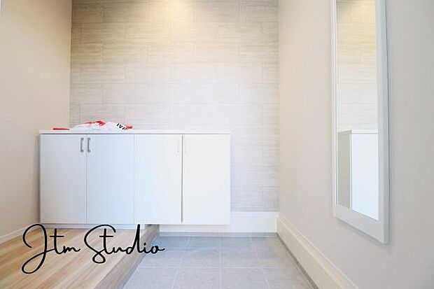 お家に出会う人々を迎える玄関だからこそ、広々清潔感あふれる空間にしたいものです!ただいま、おかえりの声が聞こえる、そんな温かな玄関です♪