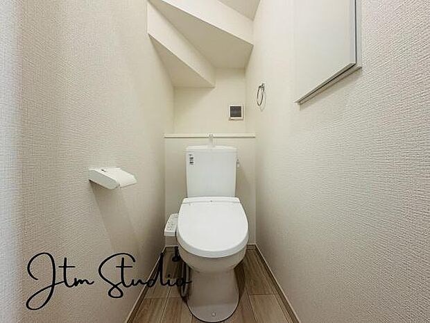 白を基調とした清潔感のあるトイレ空間です◎ご自分の好きなアロマや芳香剤を置いて落ち着く空間を演出、一人になれる空間ですから、リラックスしたいですね♪