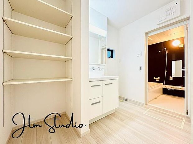 タオルや洗剤、日用品のストックなどをすっきり収納できる洗面所。使いたい時にサッと取り出せて、生活感を隠せるのも嬉しいポイントです◎家族みんなが使いやすく、清潔感のある空間をキープ！