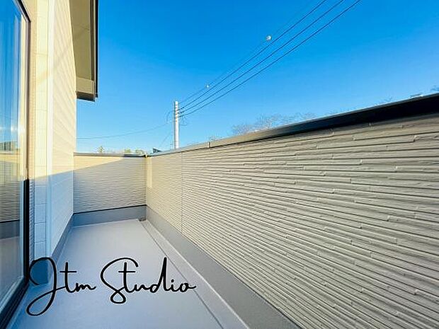 陽当り良好な広々バルコニー！家族みんなの洗濯物やかさばる寝具類もたくさん干せます！ゆとりがあるだけで、毎日のお洗濯の負担も軽減されますね♪