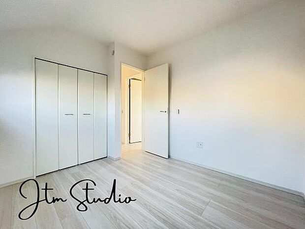 一人にひと部屋？収納？書斎？趣味部屋？あるいは客室？部屋数の多い間取りは、家族構成やライフステージの変化にも柔軟な対応を可能にし、家族の選択肢を広げます♪