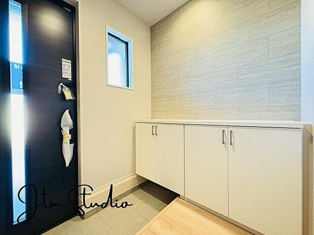 玄関にも収納あり♪おうちのお顔である玄関がすっきり片付くのは嬉しいですね♪明るく開放感のある玄関で毎日お見送りするのは気持ちが良いですね♪