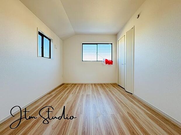 シンプルですっきりとした室内は飽きのこない居心地の良い雰囲気。自分好みの空間を創り上げてください♪窓の位置が高いのでインテリアの置く位置も困りません♪