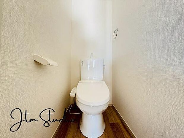 白を基調とした清潔感のあるトイレ空間です◎ご自分の好きなアロマや芳香剤を置いて落ち着く空間を演出、一人になれる空間ですから、リラックスしたいですね♪