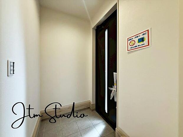 お家に出会う人々を迎える玄関だからこそ、広々清潔感あふれる空間にしたいものです!ただいま、おかえりの声が聞こえる、そんな温かな玄関です♪