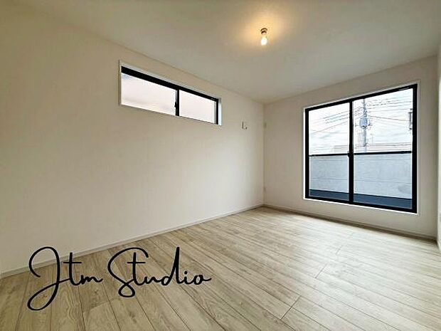 2方向から陽光を取り入れられる明るいお部屋です♪窓際にベッドをおけば、やわらかな陽光ですがすがしい朝を迎えられそうですね!