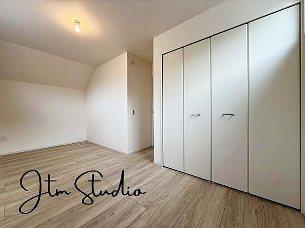 居室に完備の収納は、お部屋を広々使うことが出来る優れもの!大切な思い出の品や、「今は使わない」季節ものを大切に保管♪スッキリ綺麗なお部屋で、趣味の時間も更に充実♪