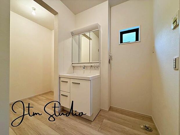 シンプルな鏡付き洗面台は、使いやすさを重視!収納も十分に確保されており、洗面周りの小物や化粧品を整理しやすく、毎日の身支度がスムーズに行えます♪シンプルながらも快適な使い心地が魅力の洗面台です♪