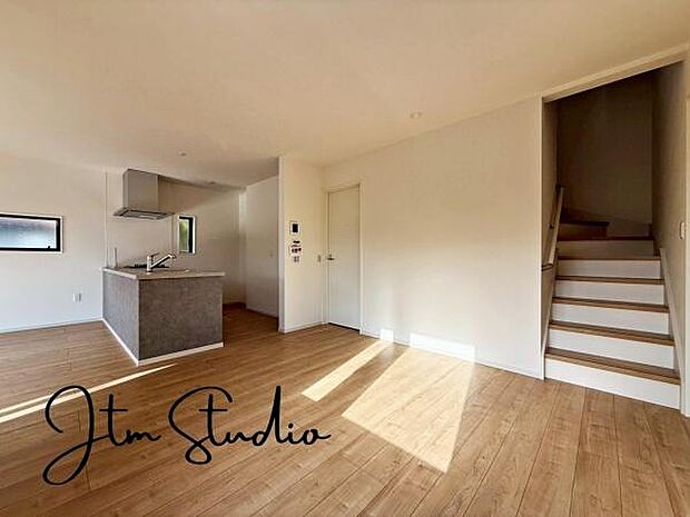 リビング階段がある間取りは、お子様が成長しても自然にコミュニケーションがとりやすく、家族が集まるおうちの中心として毎日顔を合わせられる安心感のある空間です。忙しい毎日でも絆を感じられます◎