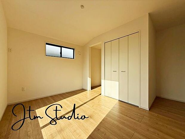 居室に完備の収納は、お部屋を広々使うことが出来る優れもの!大切な思い出の品や、「今は使わない」季節ものを大切に保管♪スッキリ綺麗なお部屋で、趣味の時間も更に充実♪