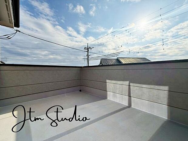 爽やかな風が心地よく吹き抜ける、開放的なバルコニー。朝はコーヒーを片手に深呼吸、夜は星空を眺めながらほっと一息。日々の暮らしにちょっとした特別感をプラスしてくれる、そんな空間がここにはあります。