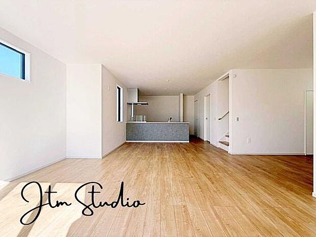 忙しい朝でも、しっかり家族が揃って食事をして頂けるゆとりある大きさのダイニングスペース！家族みんなでテーブルを囲む素敵な時間を楽しんで下さい♪