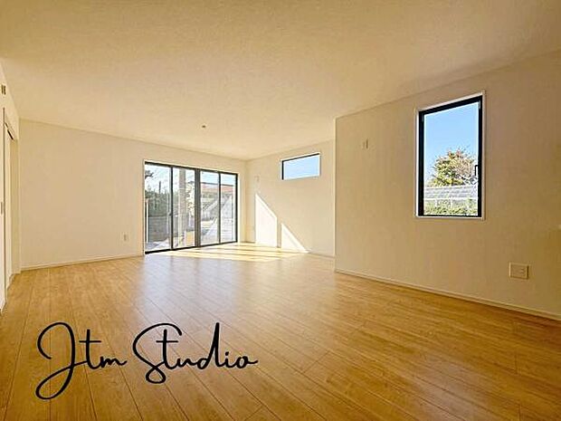 陽当たりの良い居間は、明るく温かい光に包まれた居心地のいい空間です。自然な光が差し込み、家族みんながリラックスして過ごせる場所になります。※CG処理を行っているため、現状と異なる場合がございます。