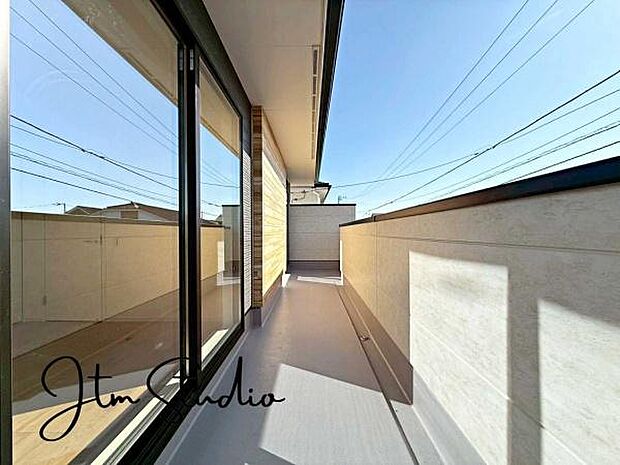 落ち着いた雰囲気の住宅街です◎周囲には高い建物が少なく空が広く感じられ開放感たっぷり◎陽当たりが遮られる心配もなく、一日を通して明るく快適に過ごせます。気持ちの良い風が吹き抜ける心地よい街並みです♪