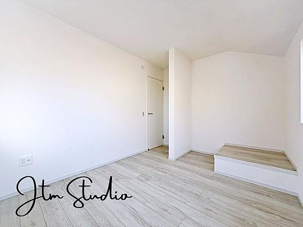 無駄のない設計と、計算された色使い。お好きな家具やアートが主役になるような、シンプルで整った空間です。「自分の好きがきちんと映える!」そんな部屋を探していた方にこそ届けたい一室です◎