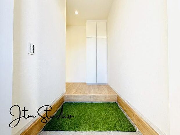 お家に出会う人々を迎える玄関だからこそ、広々清潔感あふれる空間にしたいものです!ただいま、おかえりの声が聞こえる、そんな温かな玄関です♪