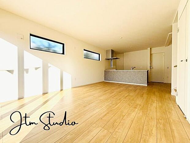 陽当たりの良い居間は、明るく温かい光に包まれた居心地のいい空間です。自然な光が差し込み、家族みんながリラックスして過ごせる場所になります。