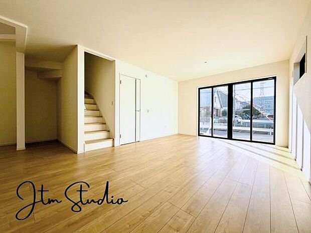 ダイニングテーブル・ソファーセット・TVボード等をゆとりを持って配置できる広さです。家具のレイアウトも新生活スタートの楽しみの一つですね◎