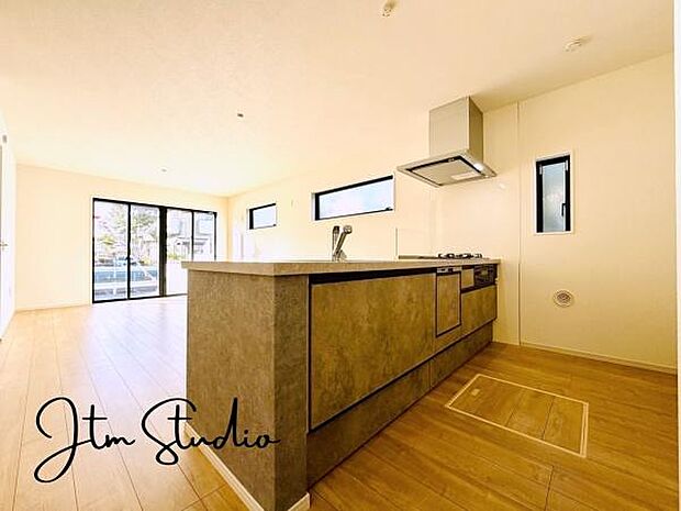 対面キッチンでは、お子様が遊ぶ姿を見守りながらお料理が可能です!目と目が合い、お子様も安心してリビングで遊んだり、宿題やお勉強をしたりできますね♪ご家族様タイムをより楽しみましょう♪