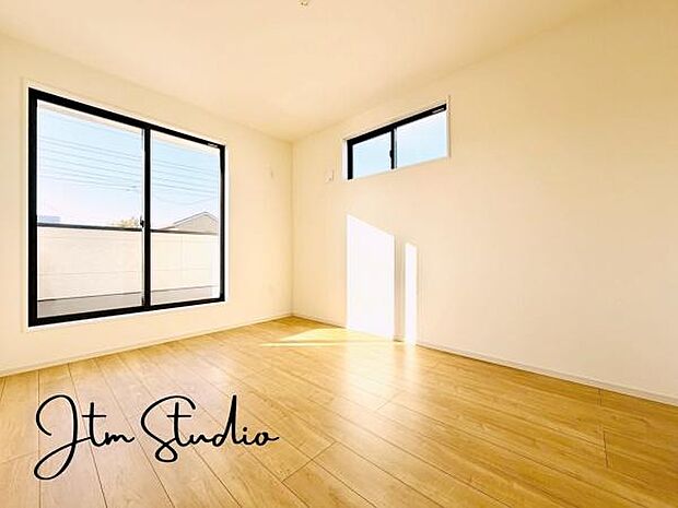 2方向から陽光を取り入れられる明るいお部屋です♪窓際にベッドをおけば、やわらかな陽光ですがすがしい朝を迎えられそうですね!