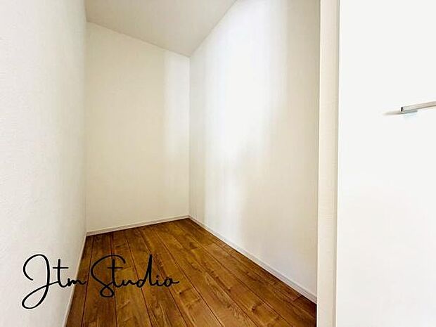 まるで小さな部屋のようなWIC付き♪衣類はもちろん、バッグや帽子、季節家電までまとめて収納可能。お気に入りのアイテムを一か所に集めて、毎日のコーディネートも楽しくなります◎