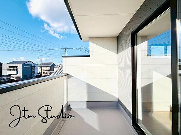 爽やかな風が心地よく吹き抜ける、開放的なバルコニー。朝はコーヒーを片手に深呼吸、夜は星空を眺めながらほっと一息。日々の暮らしにちょっとした特別感をプラスしてくれる、そんな空間がここにはあります。