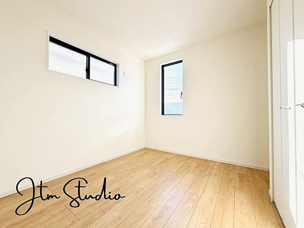 一人にひと部屋？収納？書斎？趣味部屋？あるいは客室？部屋数の多い間取りは、家族構成やライフステージの変化にも柔軟な対応を可能にし、家族の選択肢を広げます♪