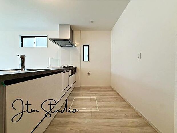 作業スペースを大きくとったキッチン♪夫婦そろってキッチンに立っても調理がしやすくゆとりある広さ!食器類もすっきりと片付く収納力が期待できます♪