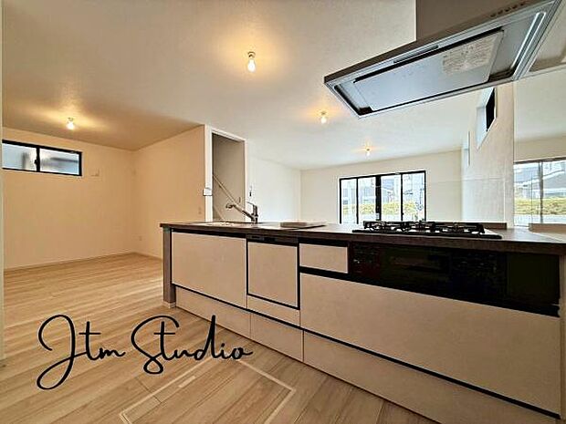 今や「家事効率アップには必須」と言える食洗器が標準装備♪忙しい時でも時短でき、お子さまと過ごす時間を増やしたいご家庭にとって、頼もしい強い味方です。毎日の家事をもっとラクに快適にサポートします!