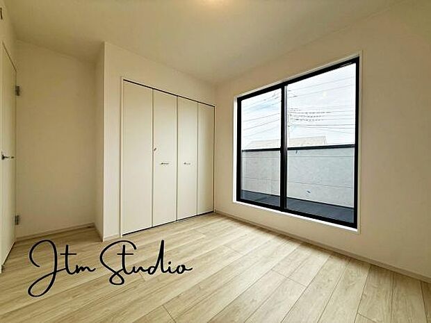 居室に完備の収納は、お部屋を広々使うことが出来る優れもの!大切な思い出の品や、「今は使わない」季節ものを大切に保管♪スッキリ綺麗なお部屋で、趣味の時間も更に充実♪