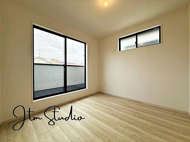 2面採光を確保した明るい室内は、風通しも良く、大変居心地の良い空間です♪1日の疲れを癒してくれるので、プライベート時間も充実です♪