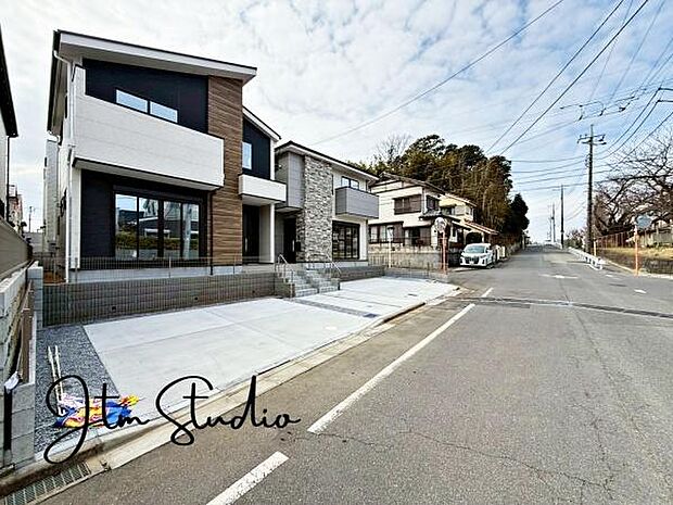 落ち着きある住宅街です◎周囲には高い建物がなく、空が広く開放感があり、陽当たりを大きく遮られることもありません!気持ちの良い風が通り抜ける街並みです♪