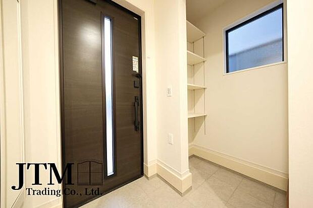 玄関にも収納あり♪おうちのお顔である玄関がすっきり片付くのは嬉しいですね♪明るく開放感のある玄関で毎日お見送りするのは気持ちが良いですね♪