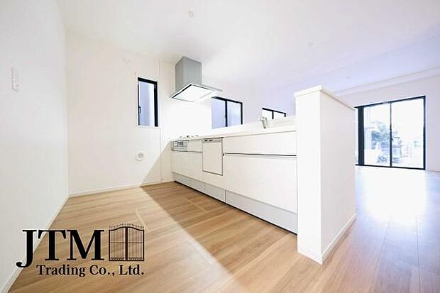 いつもご家族と一緒に過ごせるのが対面キッチンの魅力!今日の出来事を話しながら一緒にお料理を楽しむ時間は、自然と笑顔が溢れ、家族の絆を深める大切なひととき。毎日のお料理タイムが暮らしを豊かに彩ります♪