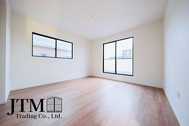 大きな窓からの光あふれる明るい空間、ゆったり寛げる憩いの空間です♪プライベートタイムをより優雅に穏やかに…。落ち着いた雰囲気を紡ぎます♪