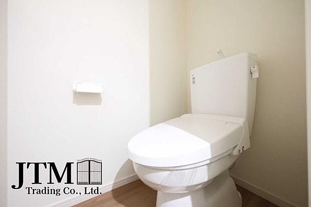 落ち着いた雰囲気のトイレは、ほっと一息つける場所に。意外と重要な“居心地の良さ”をしっかり感じられる設計です◎ちょっとした気配りが、暮らしの質をぐっと高めてくれます。日常の忙しさを忘れて、ひと息を。