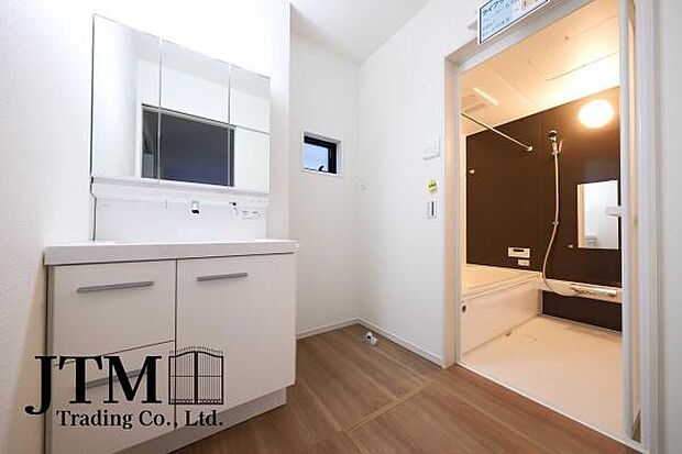 朝の支度も夜のケアも気持ちよく始まる洗面空間。大きなミラーと広めのボウルで、家族みんなが快適に使える設計です。慌ただしい毎日でもゆとりのある時間を生み出します。1 日のはじまりと終わりを心地よく♪