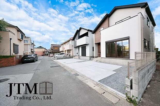 落ち着きある住宅街です◎周囲には高い建物がなく、空が広く開放感があり、陽当たりを大きく遮られることもありません！気持ちの良い風が通り抜ける街並みです♪