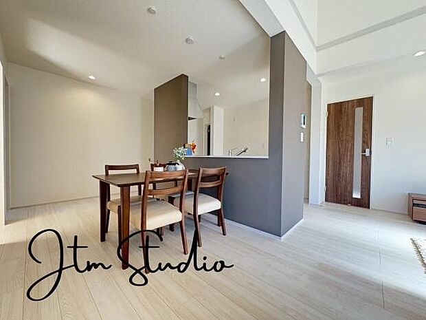 忙しい朝でも、しっかり家族が揃って食事をして頂けるゆとりある大きさのダイニングスペース!家族みんなでテーブルを囲む素敵な時間を楽しんで下さい♪