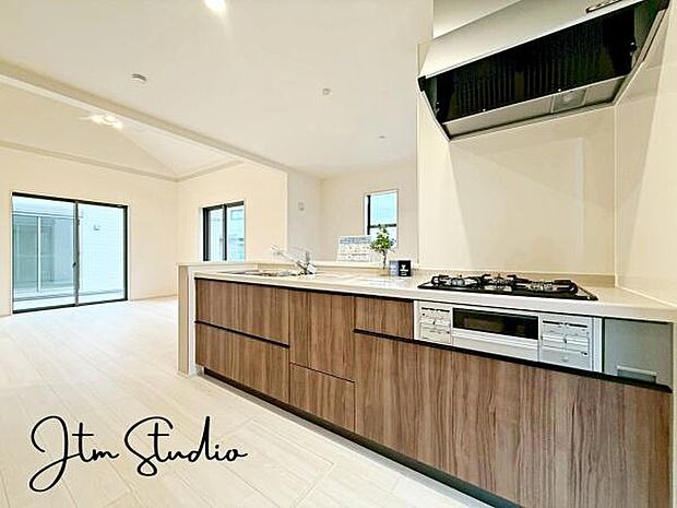 毎日使うキッチンが綺麗で清潔ならお料理を作るのも楽しくなりますよね♪機能性とデザイン性を兼ね備えた嬉しい広々キッチンです◎