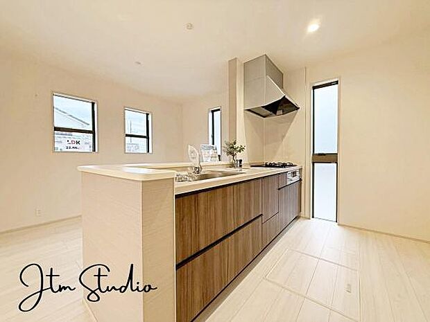 ご家族を近くに感じられるキッチン◎お料理中も家族団欒タイムです♪収納たっぷりなので料理器具や調味料など細かな物もスッキリ片付きます♪