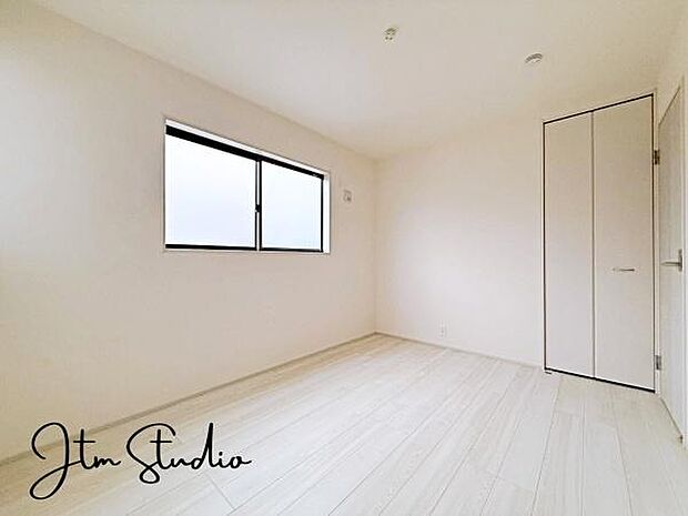 明るい自然光が入る居室♪どんなインテリアにするのか考えるのも楽しいですね♪大きな窓からの光あふれる明るい空間、居心地良く、ゆったり寛げる憩いの空間です◎